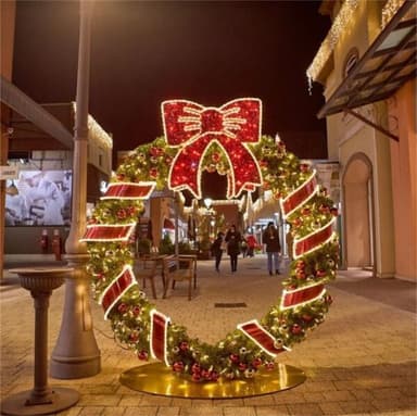 7.5′ Wreath Photo Op - Garlands and Wreathes from Holiday Light Supplies, Ontario