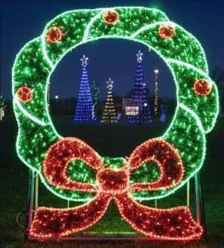 2D LED Christmas Wreath with Bow Motif, green and red and cool white