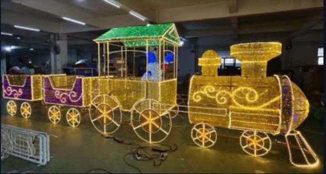 3D LED Christmas Train with Carriages, gold and red
