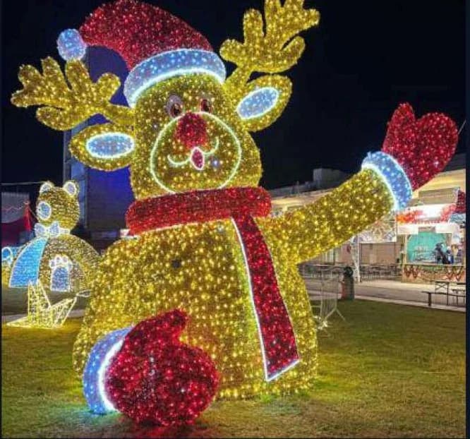 3D LED Reindeer in Santa Hat, gold and red and cool white